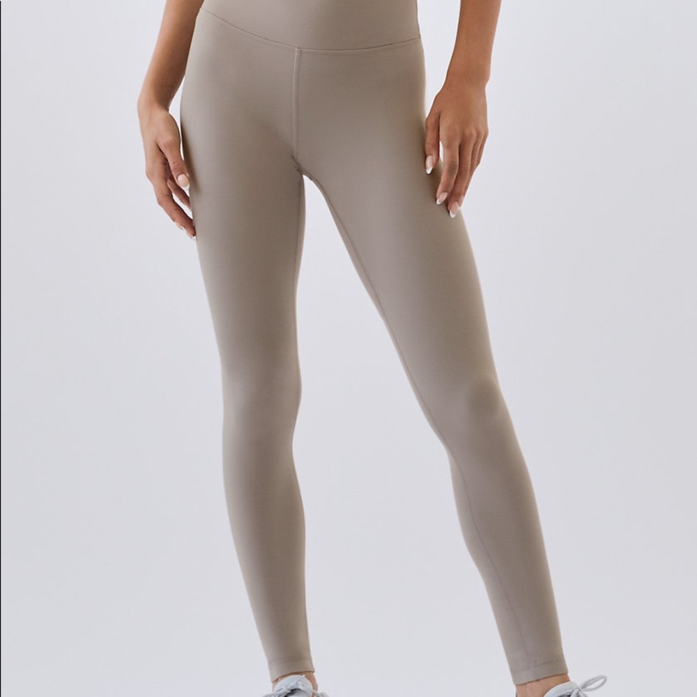 aritzia tnabutter ATMOSPHERE HI-RISE ANKLE LEGGING